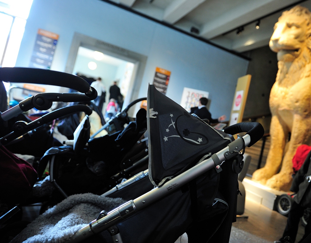 Två barnvagnar som står i entrén på Historiska museet