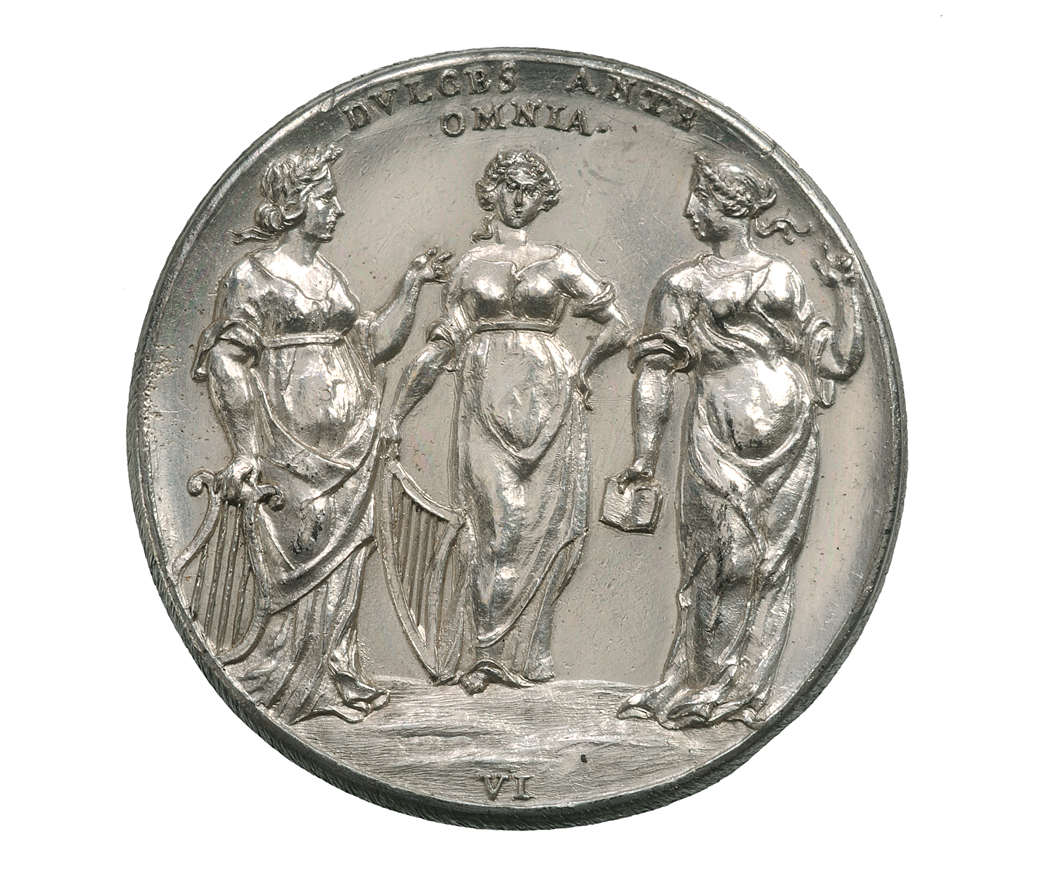 Tre personer på ett silvermynt