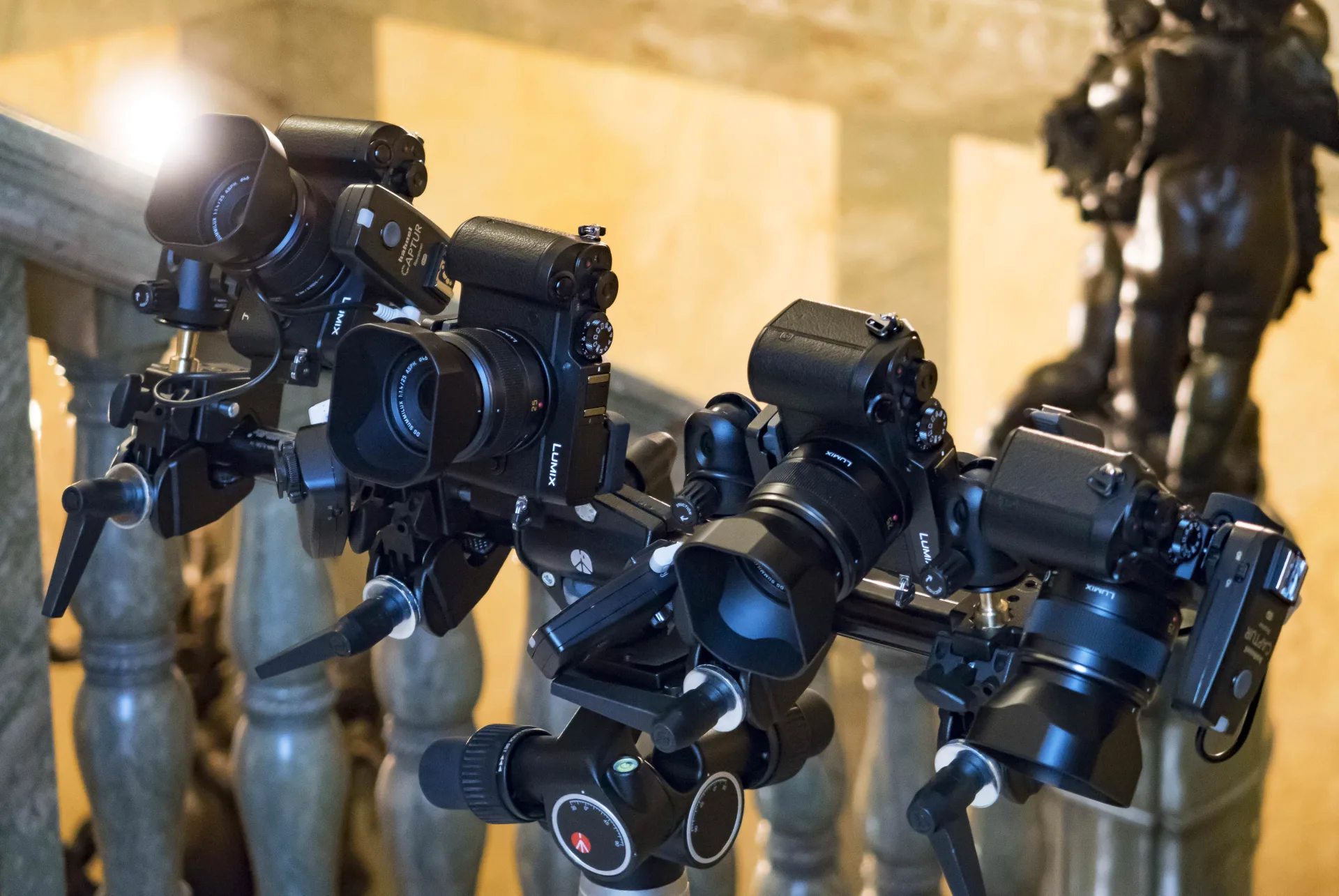 Fyra kameror som är fästa på ett räcke