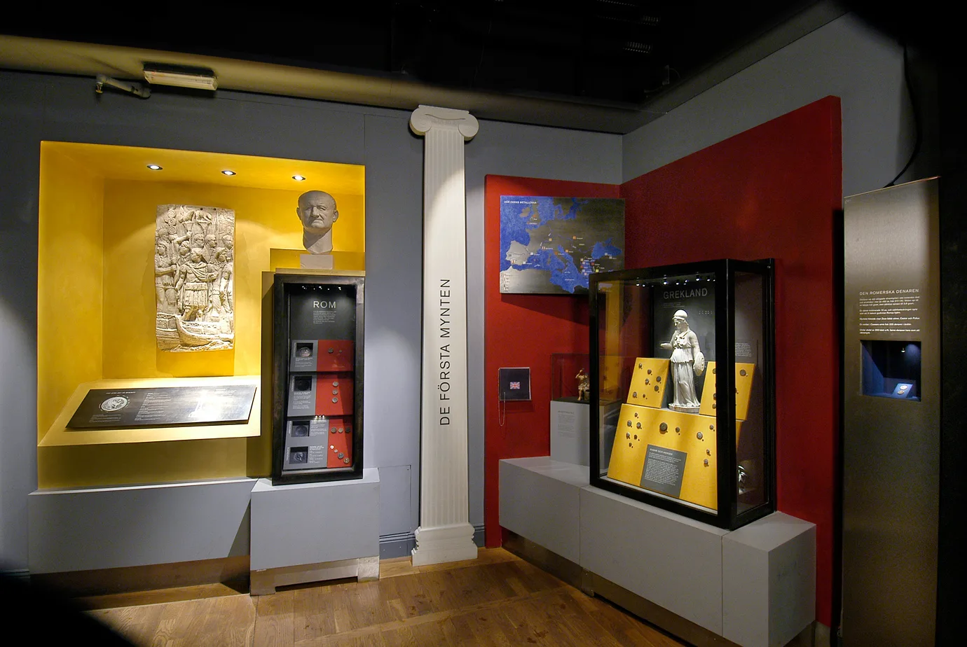 Utställningslokal med olika mynt placerade i montrar