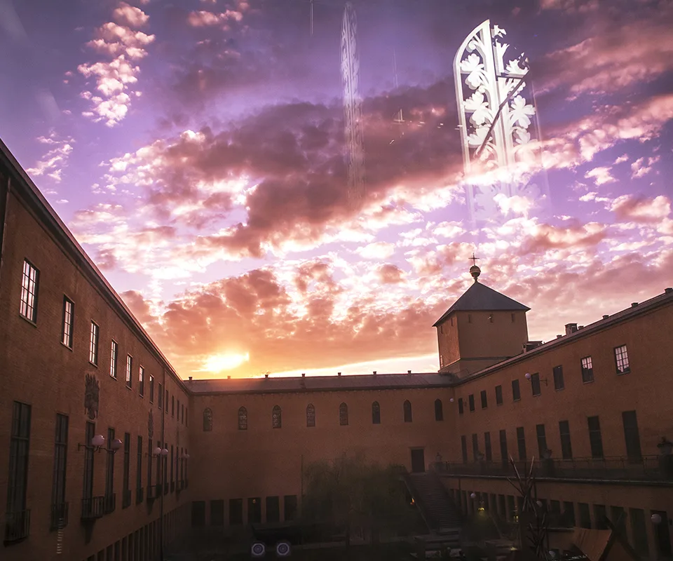 Gult hus med rosa himmel