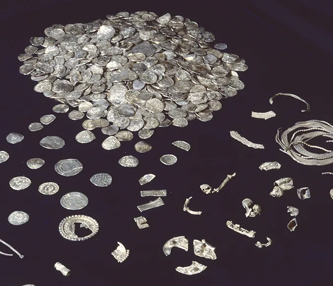 Hög med mynt och silverföremål