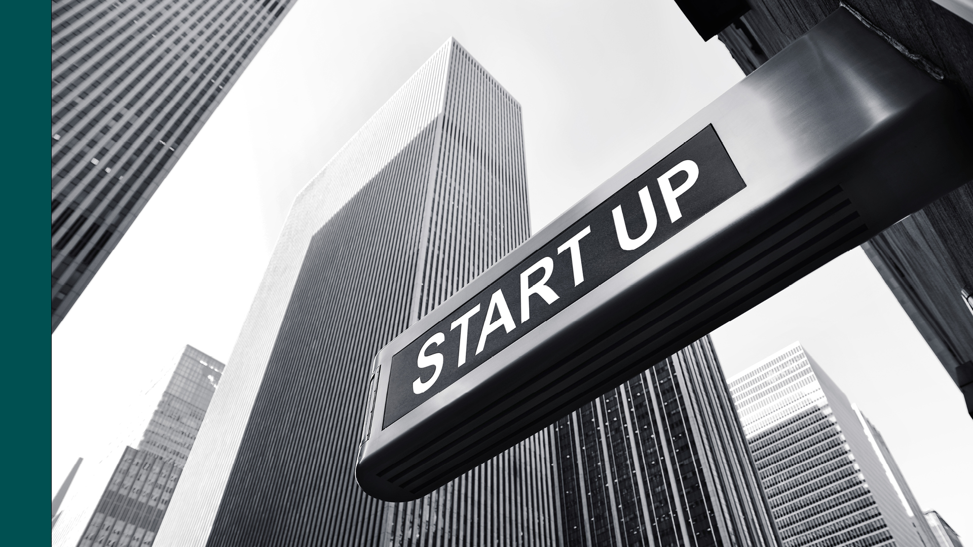 Svartvit foto av skyskrapor med orden "Start up"