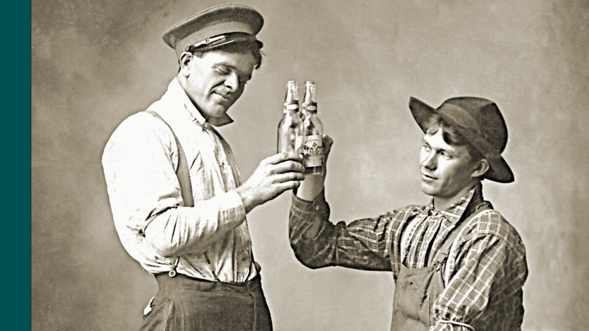 Arkivfoto på två män som skålar med flaskor