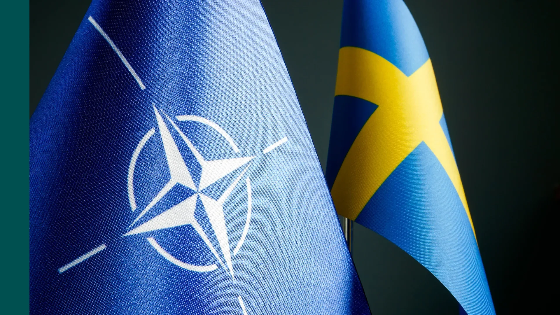 Natoflaggan och svenska flaggan bredvid varandra. 