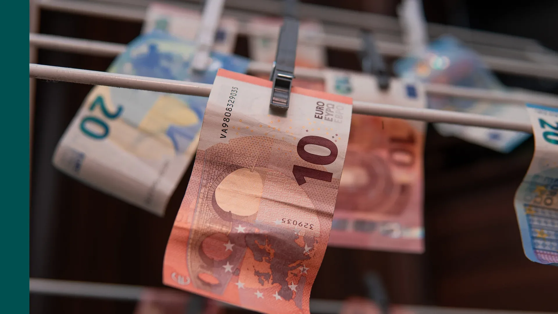 Eurosedlar som hänger på tork.