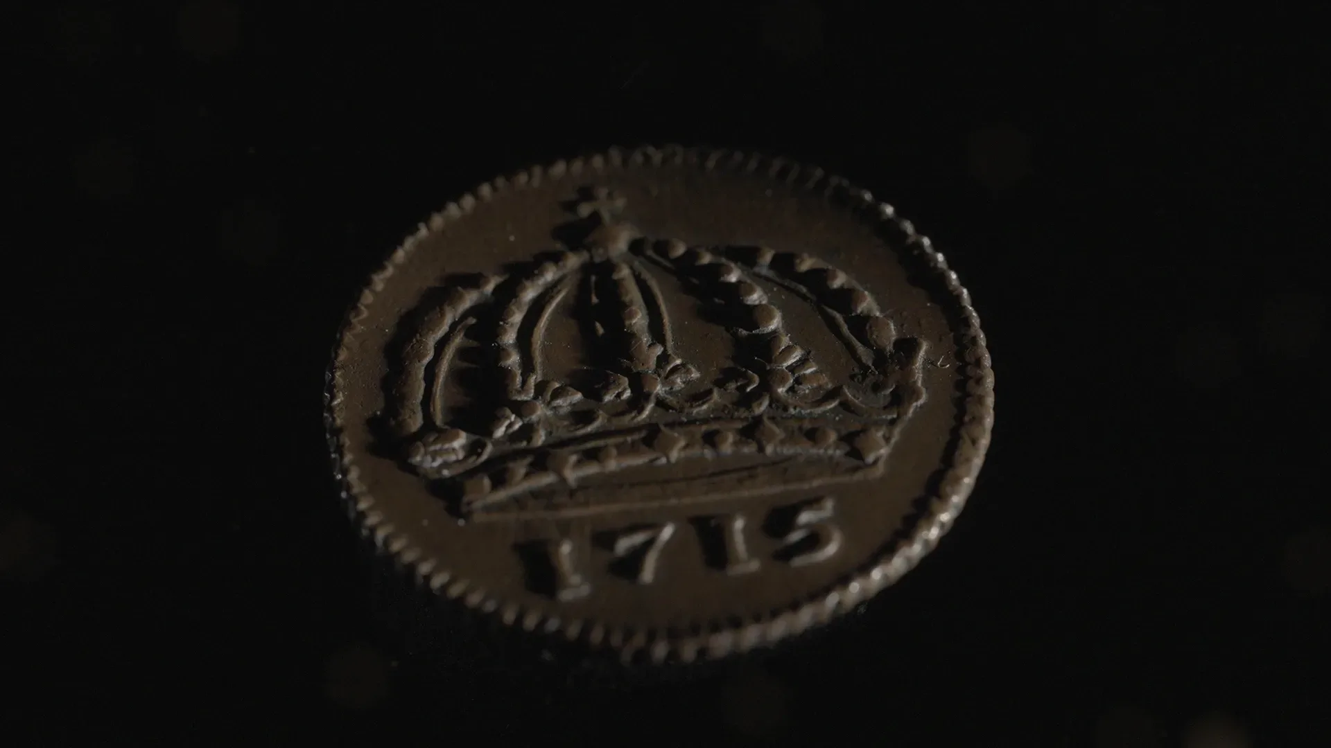 Ett mynt med en krona och inskriften 1715