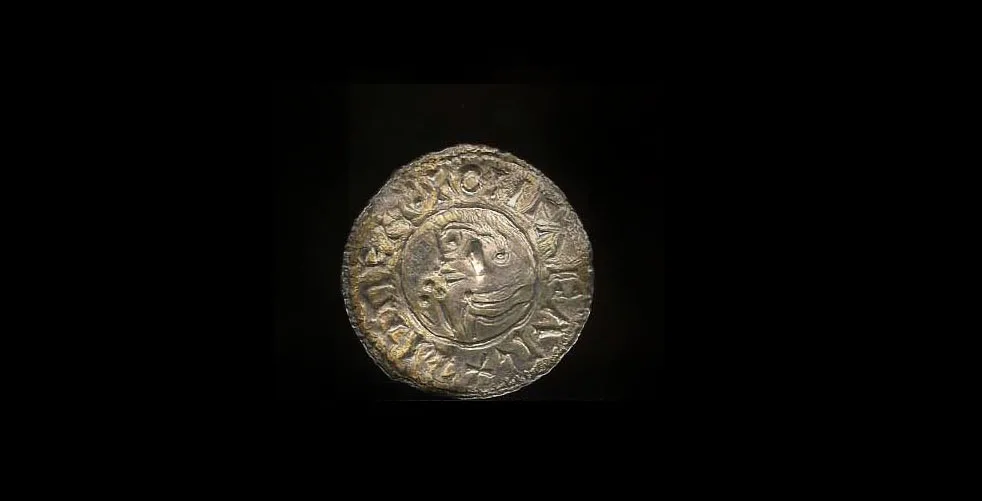 Ett mynt med en kung och kungens namn.