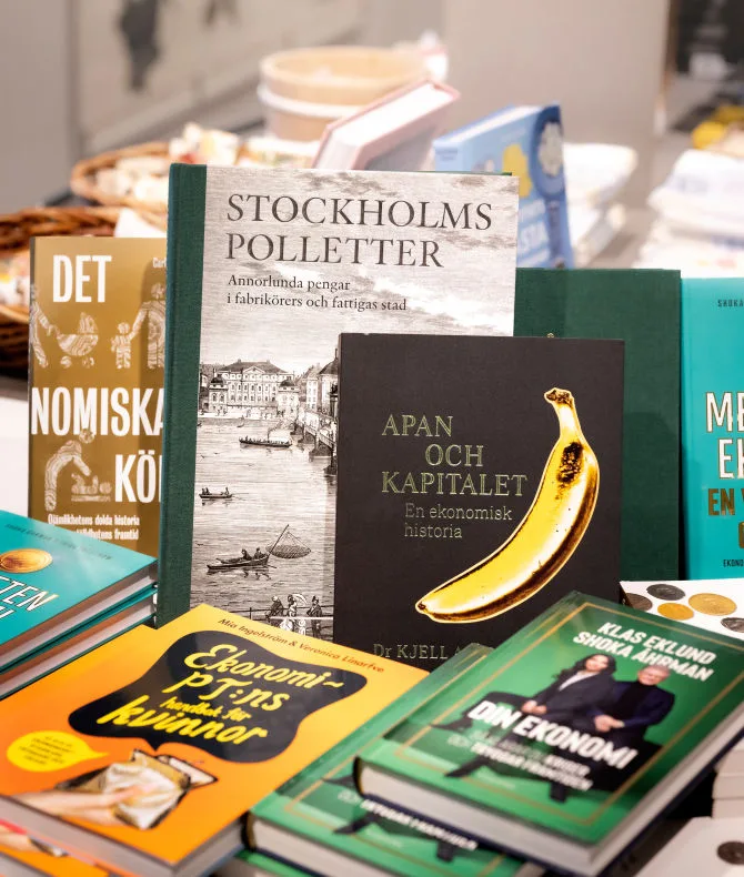 Books about economics and coin history in the museum shop