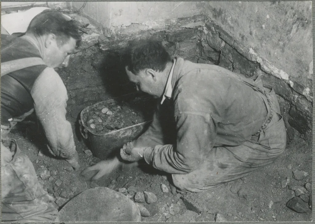 Två män som gräver upp Loheskatten vid upptäkten.