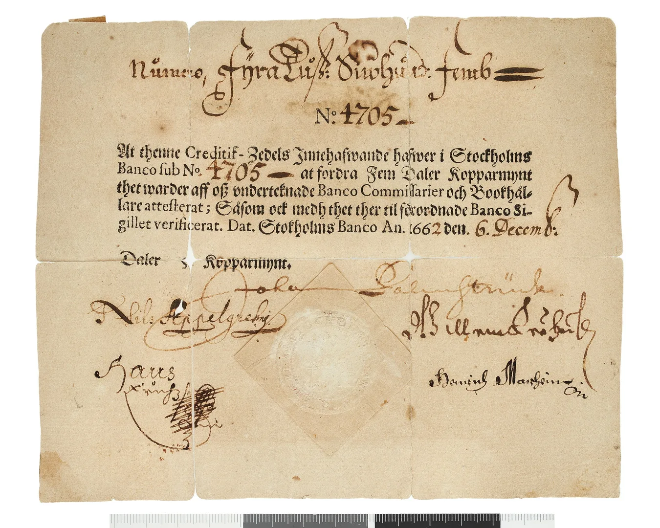 En av Sveriges första sedlar, en papperslapp med text och signaturer