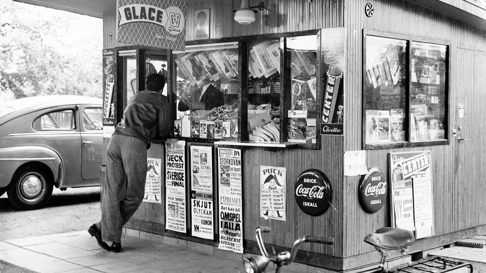 En person framför en glasskiosk i Örebro år 1958