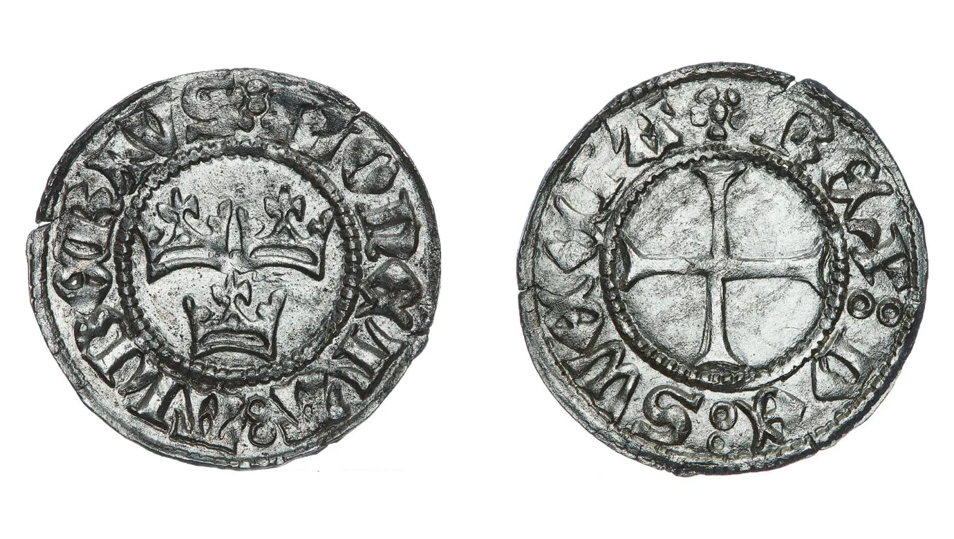 Framsidan och baksidan av ett mynt som kallas örtug. Myntet är gjort av silver.
