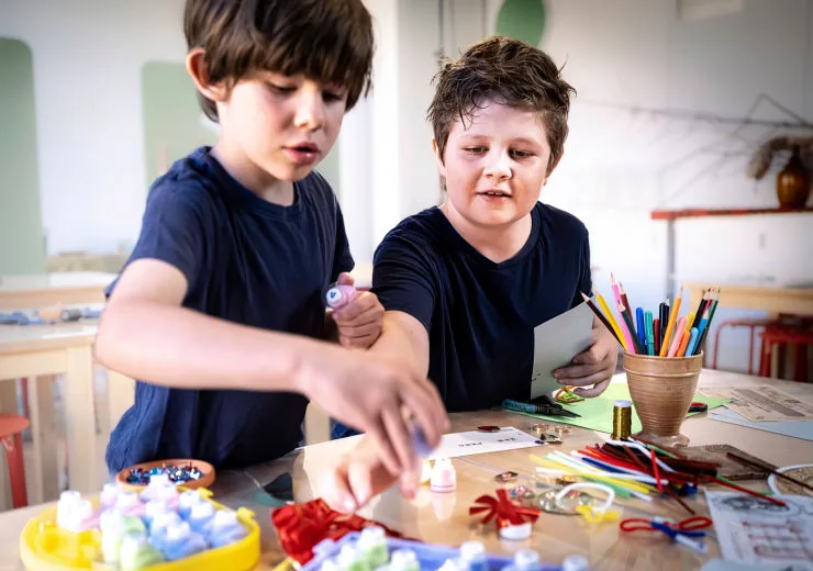 Photo of two children in the children's workshop at the Economy museum