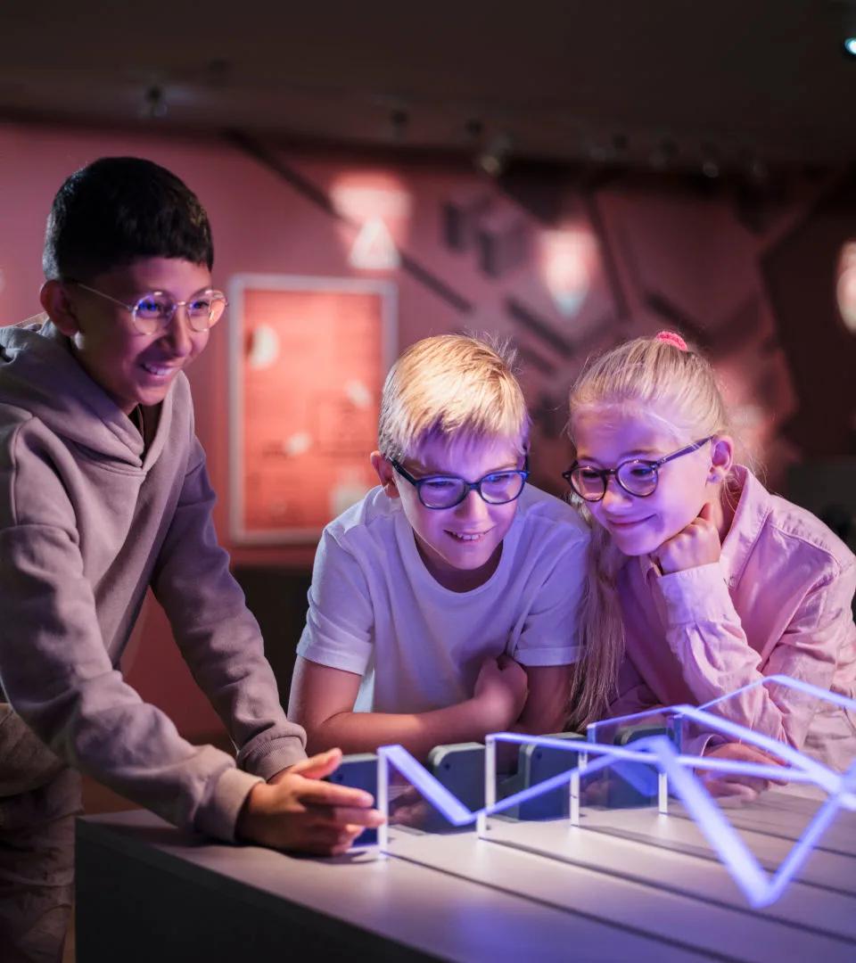 Barn tittar på något som lyser i en utställningen