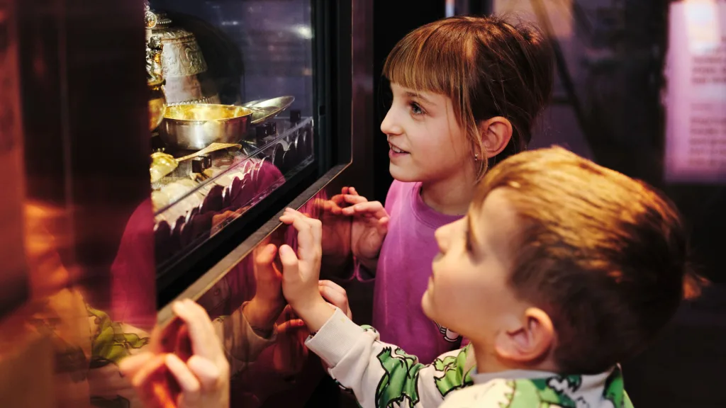 Barn tittar i en monter med silverskatter