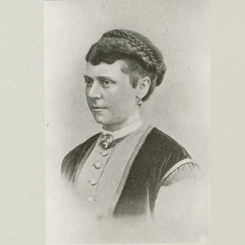 Svartvit porträttbild av en kvinna med flätat hår. 