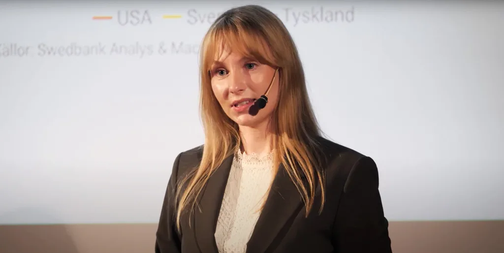 Emma Paulsson, ekonom vid makroanalys på Swedbank, håller i en föreläsning på Ekonomiska museet.
