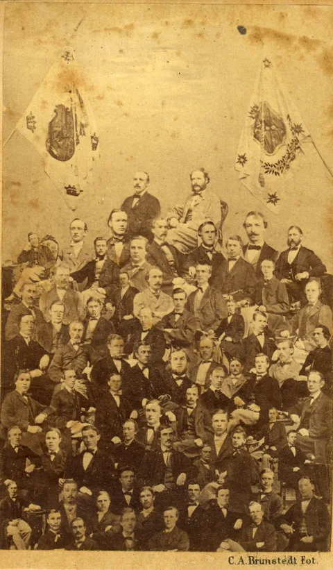 Ett kollage med män i kostym. Högst upp finns två flaggor.