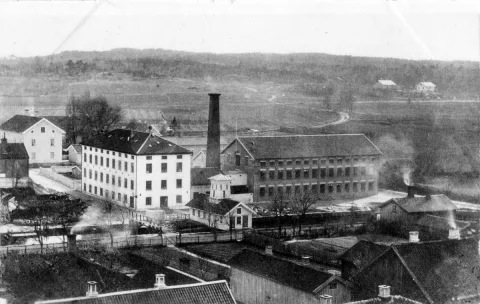 En svartvit bild på en gammal fabrik. 