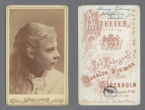 Fram- och baksida av Ett porträtt av Alma Sjöman.