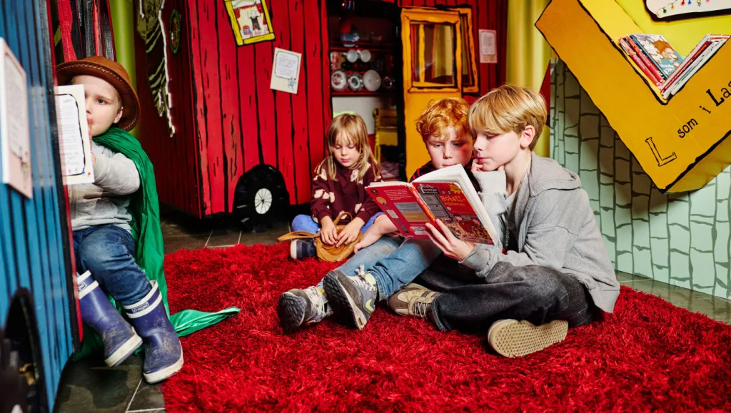 Fyra barn som lekar i LasseMaja-uställningen