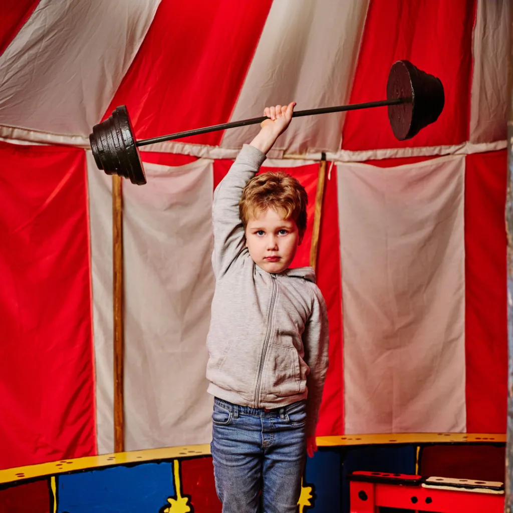 Barn som håller i en leksak-viktstång med en hand