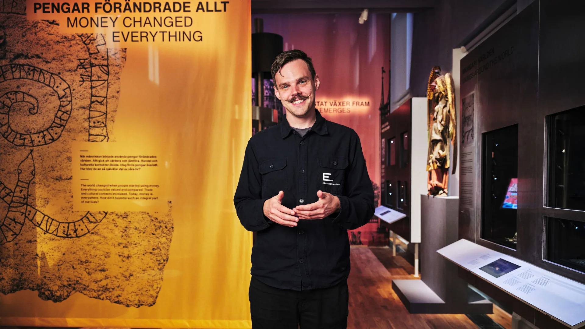 Museipedagog ståendes i museets lokal