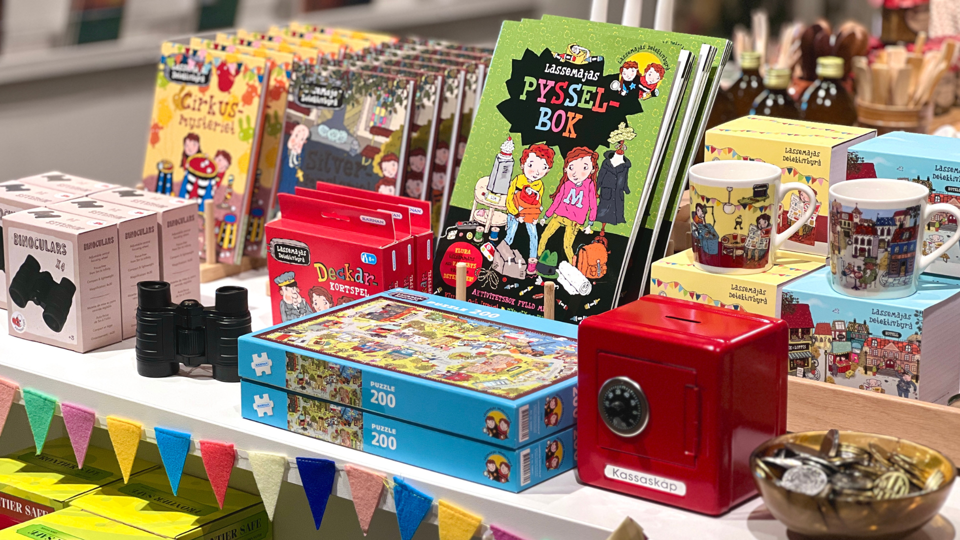 Böcker och pyssel på ett bord