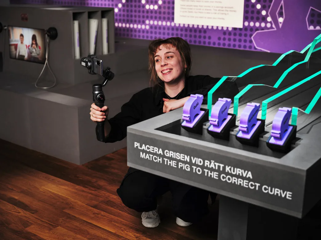 Pedagog med mobil och stativ