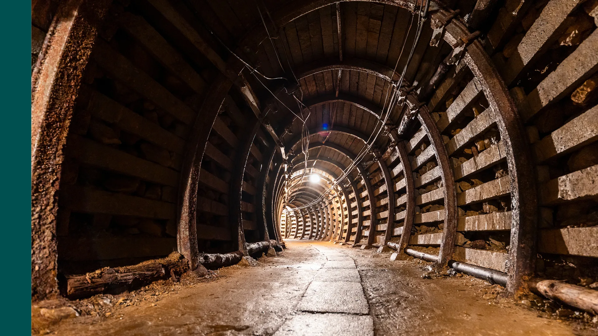 Bild tagen inifrån en upplyst tunnel.