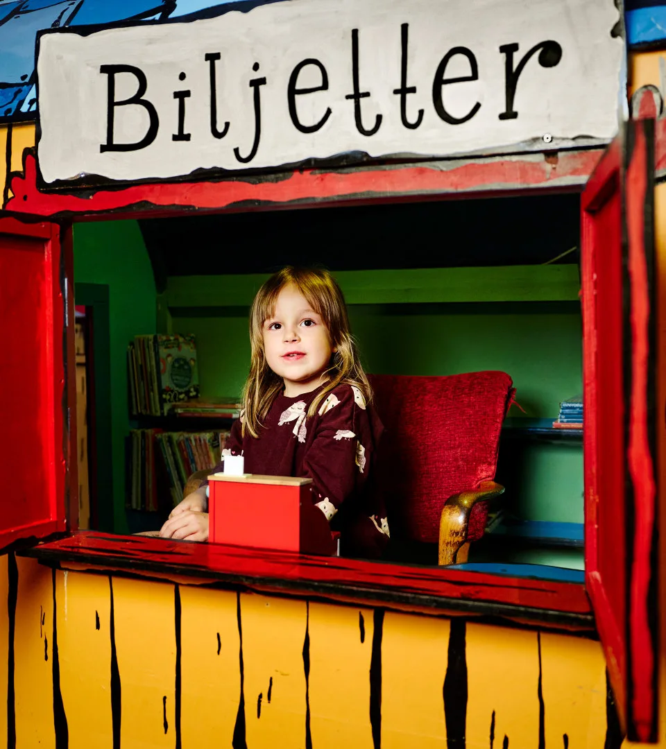 Barn leker i en biljettkiosk