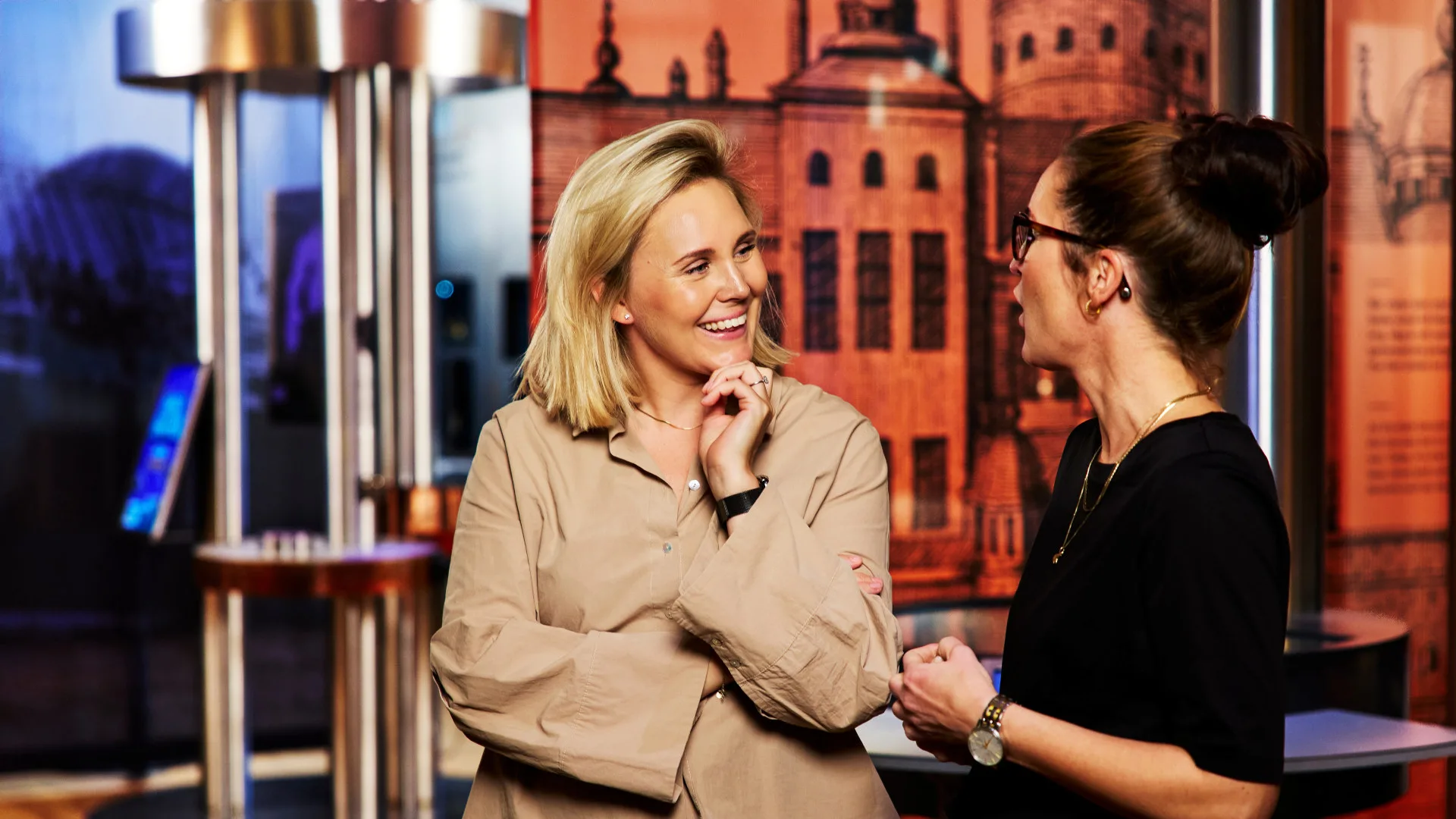 Kollage med en kvinna, man, pengar och grafiska symboler