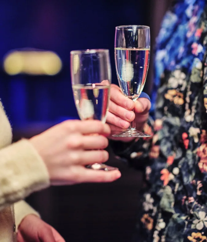 personer skålar med champagneglas